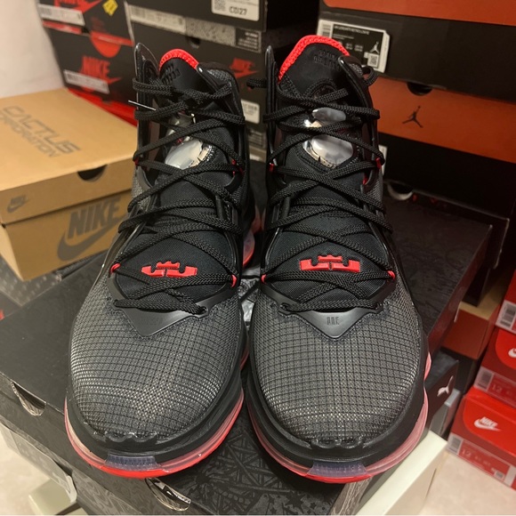 LEBRON XIX - Picture 4 of 9